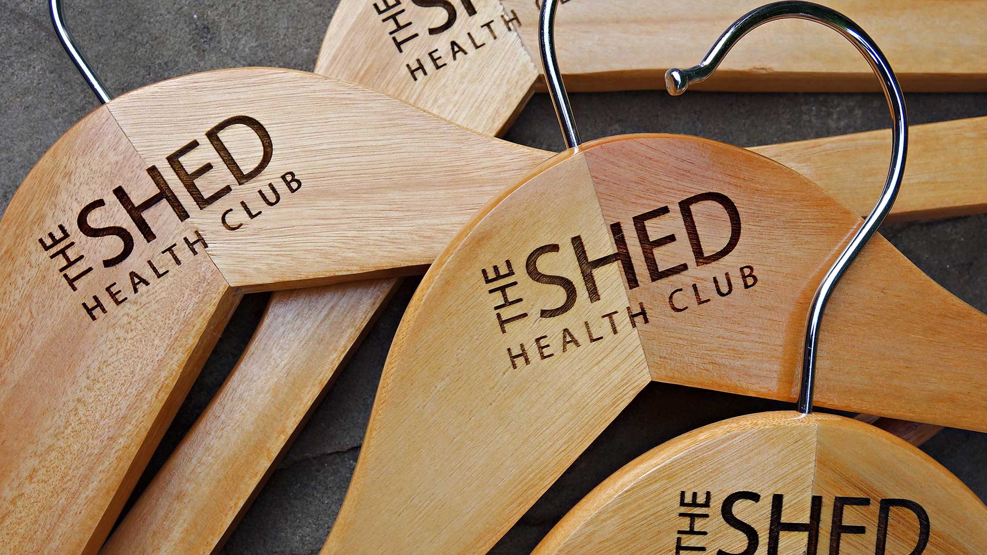 ENGRAVED WOODEN CLOTHERS HANGERS - BARS RESTAURANTS HEALTH CLUBS HOTELS - ETCH AND CUT LASER